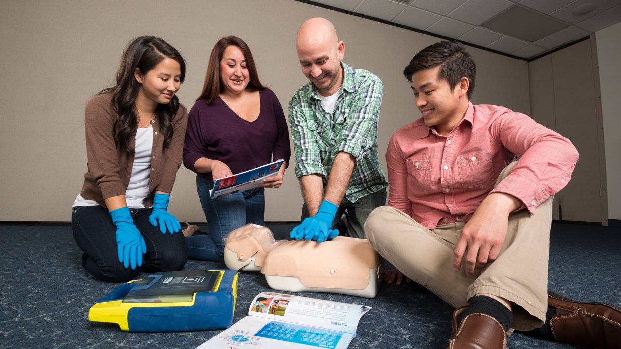 A photo from the official site of PADI from the Emergency first response course