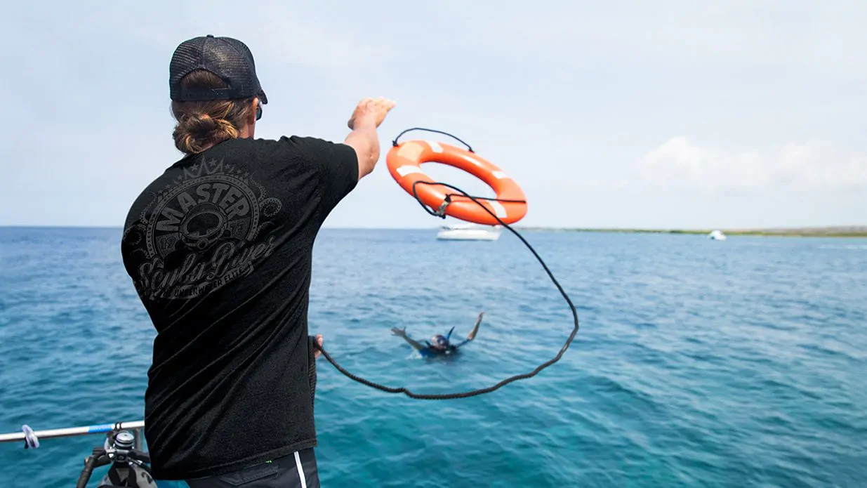 PADI Rescue Diver 2 Rescue Gallery hero lFaWM8k9