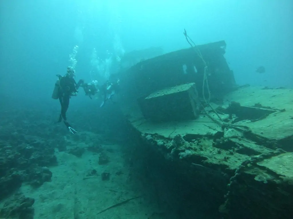 Photo prise par un groupe de plongeurs du centre de plongée Chloes avec l'épave lors du cours de plongée en eau libre avancée.