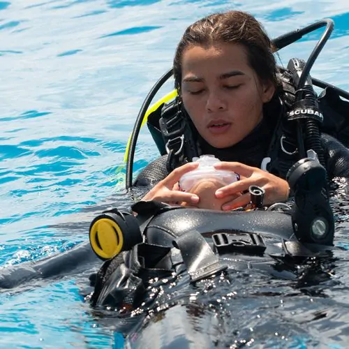 Photo tirée du site officiel de PADI, issue du cours de plongeur sauveteur
